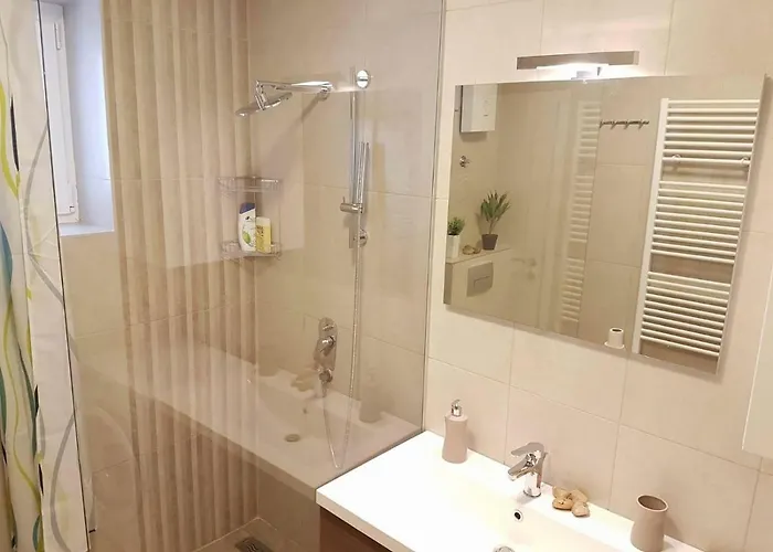 شقة Modern In The Center- Location *